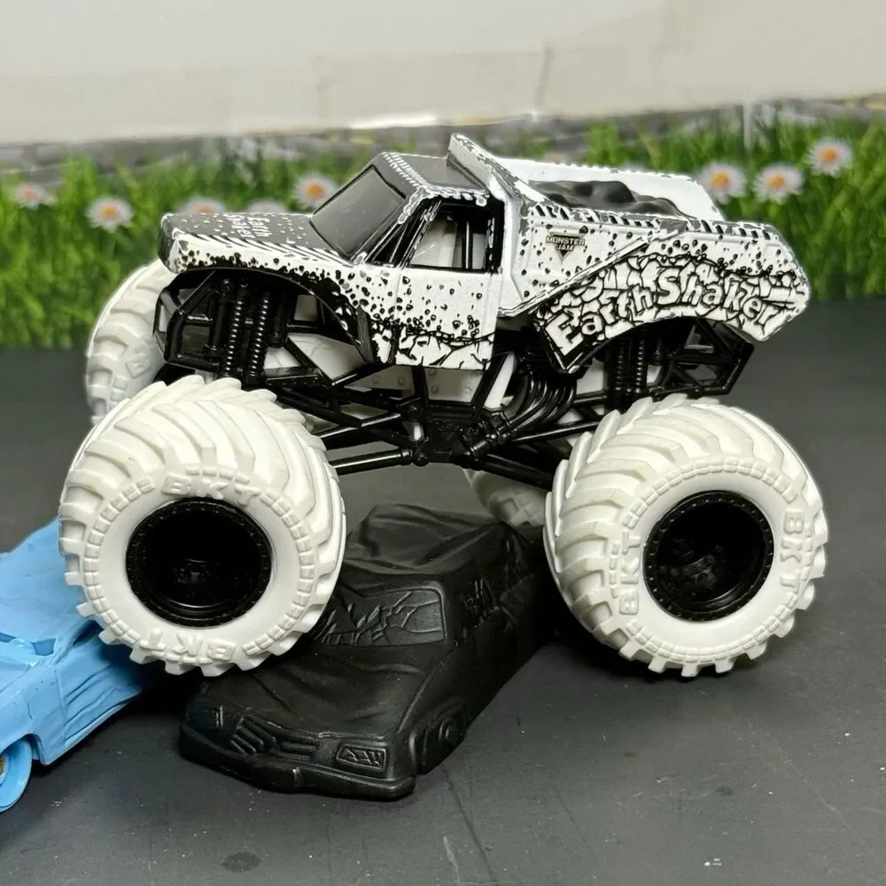Rare! Chips 2021 Monster Jam Spin Master 1:64 Max Contrast Loose Earth Shaker